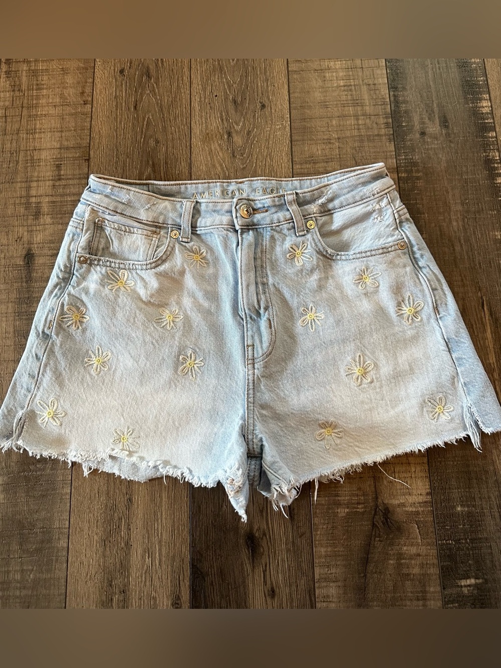 American Eagle Denim Mom Shorts Daisy floral embroidery size 6